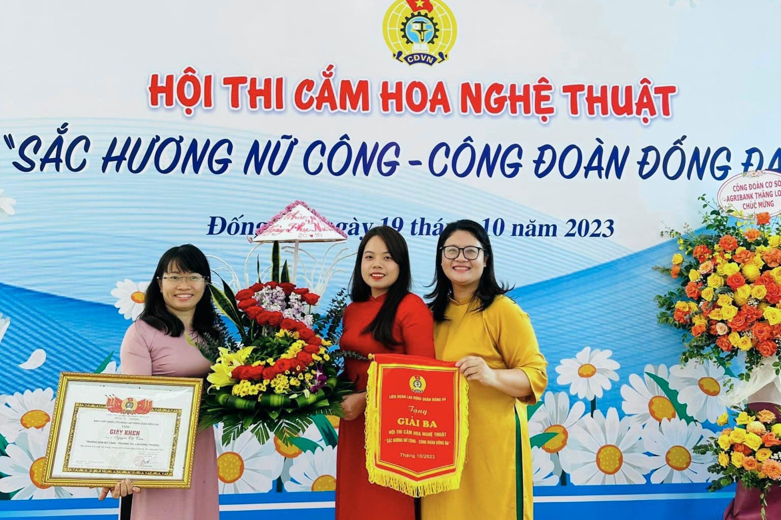 Nhận giấy khen về công tác nữ công - tôn vinh phụ nữ Việt Nam