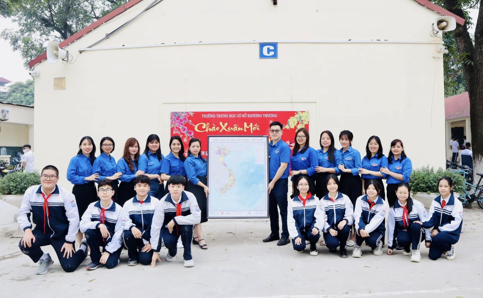 THCS Khương Thượng nhận bản đồ Việt Nam của Trung ương Đoàn thanh niên Cộng sản HCM.