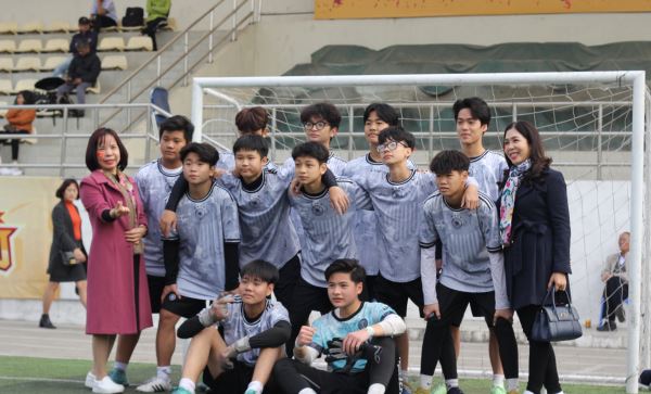 Học sinh dánh bài tiến lên

 giành giải nhất bóng đá lứa tuổi 14-15
